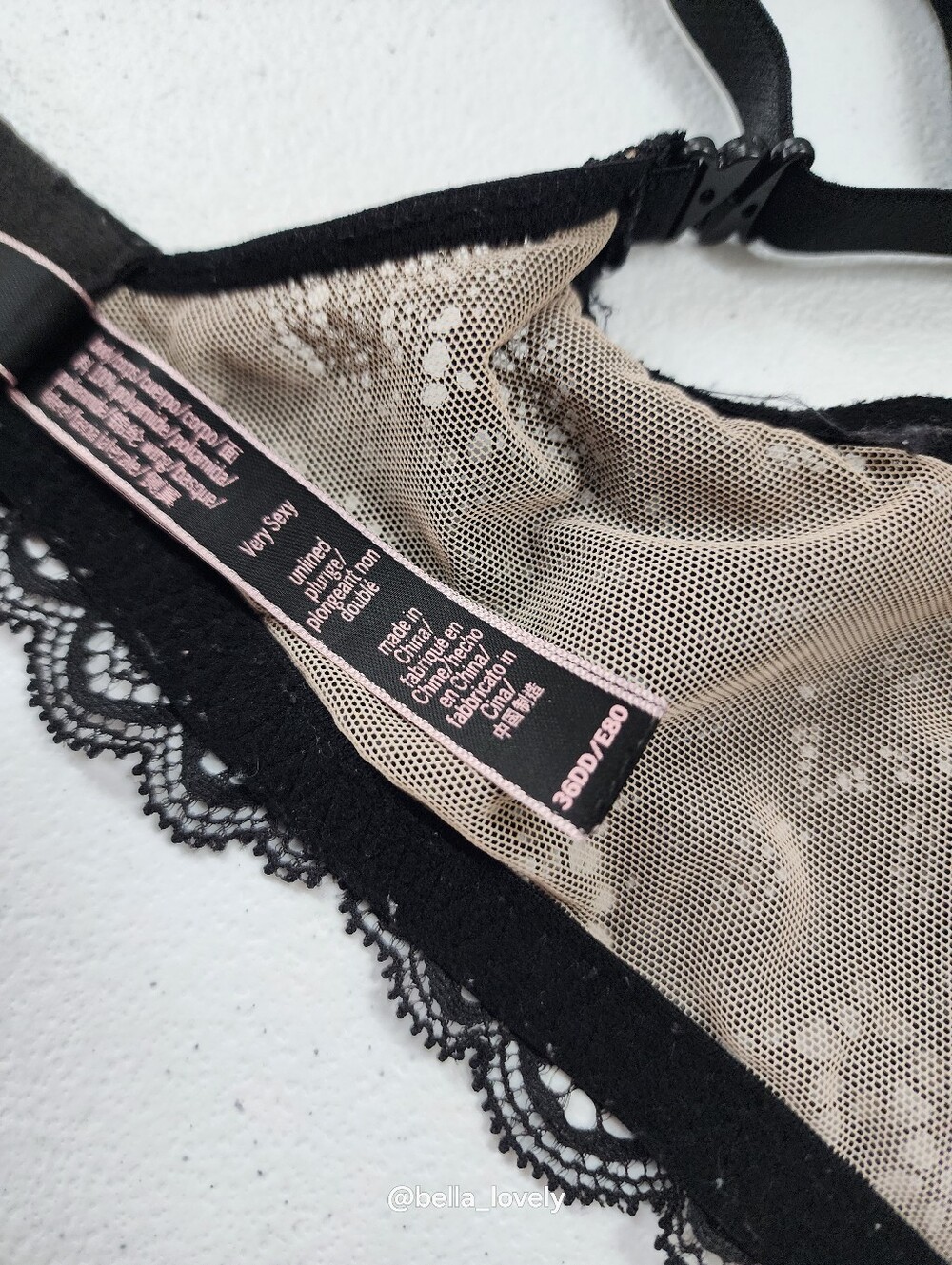 Victorias Secret Plunging Scalloped Lace Plunge Bra in Black - Picture 2 of 4